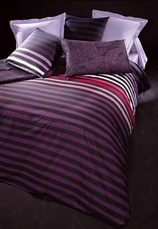 冬季充滿夜之靛藍的深邃，交織著艷麗的花朵、抑或簡約